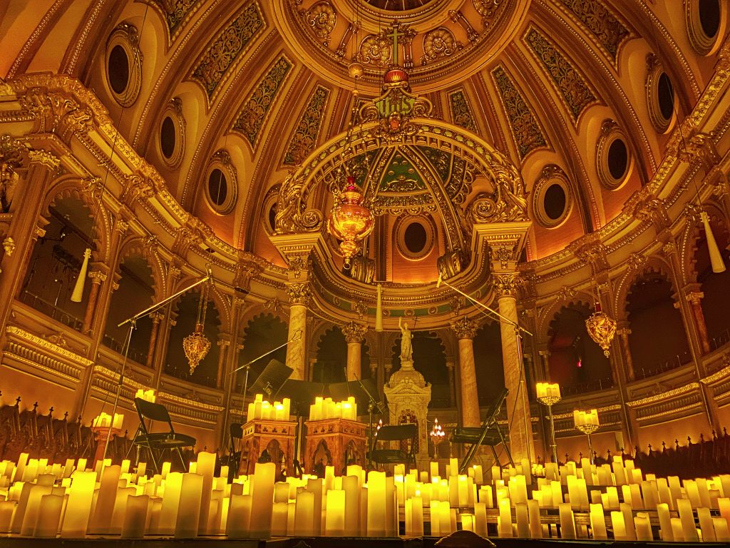 Intérieur de l'église St-Jean-Baptiste lors du concert Candlelight 