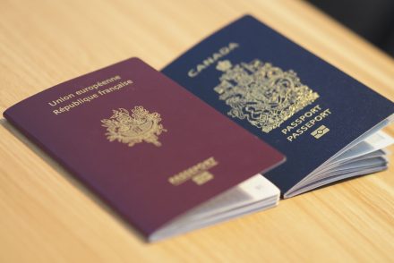 deux passeports : français et canadien. Double Nationalité franco-canadienne
