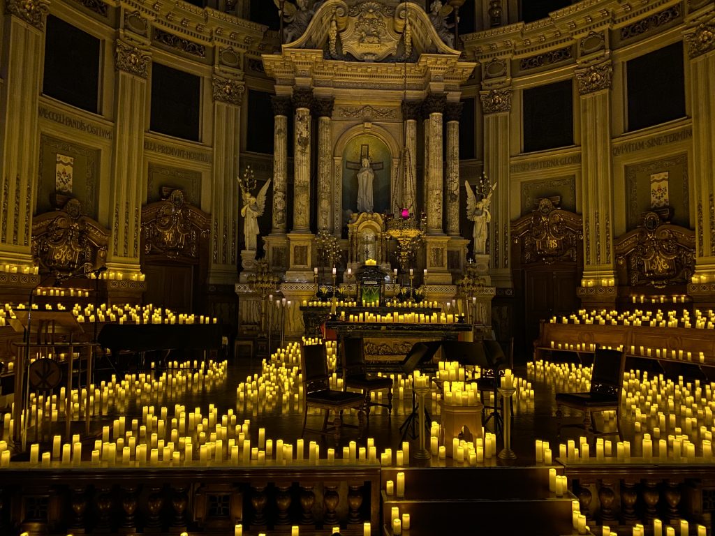 Intérieur de l'église Église Notre-Dame-des-Sept-Douleurs lors du concert Candlelight