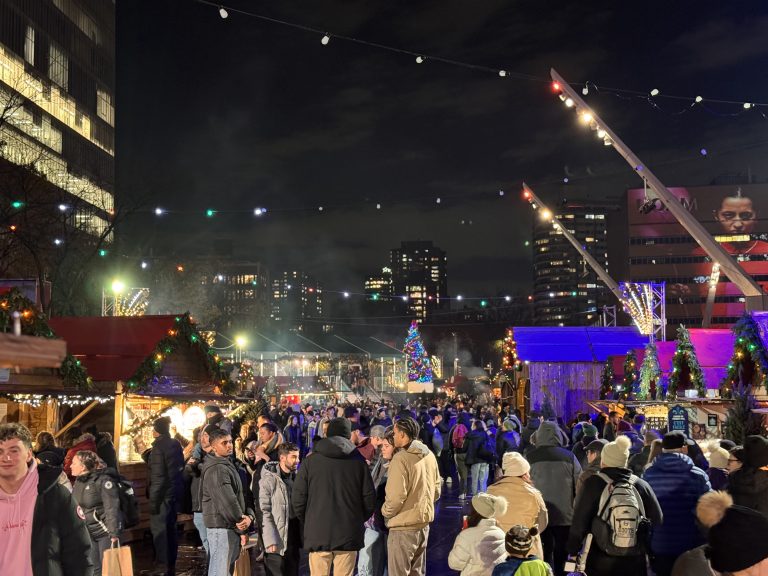 grand marché de Noel de montreal à la place des arts 2025