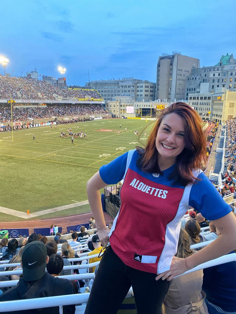 off to Montreal avec un chandail alouettes