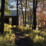carré air mini-chalet de Station Chêne Rouge à North Hatley au milieu de la forêt en automne à la lumière du matin