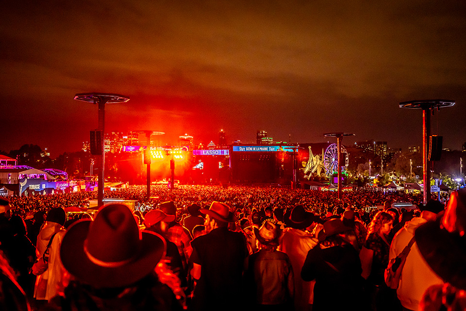 foule et scène au festival LASSO Montréal au parc Jean-Drapeau la nuit