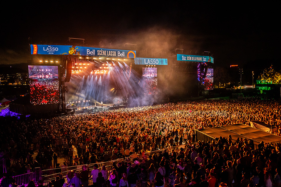 Vue aérienne de la foule et et du spectacle au festival LASSO Montréal au parc Jean-Drapeau la nuit