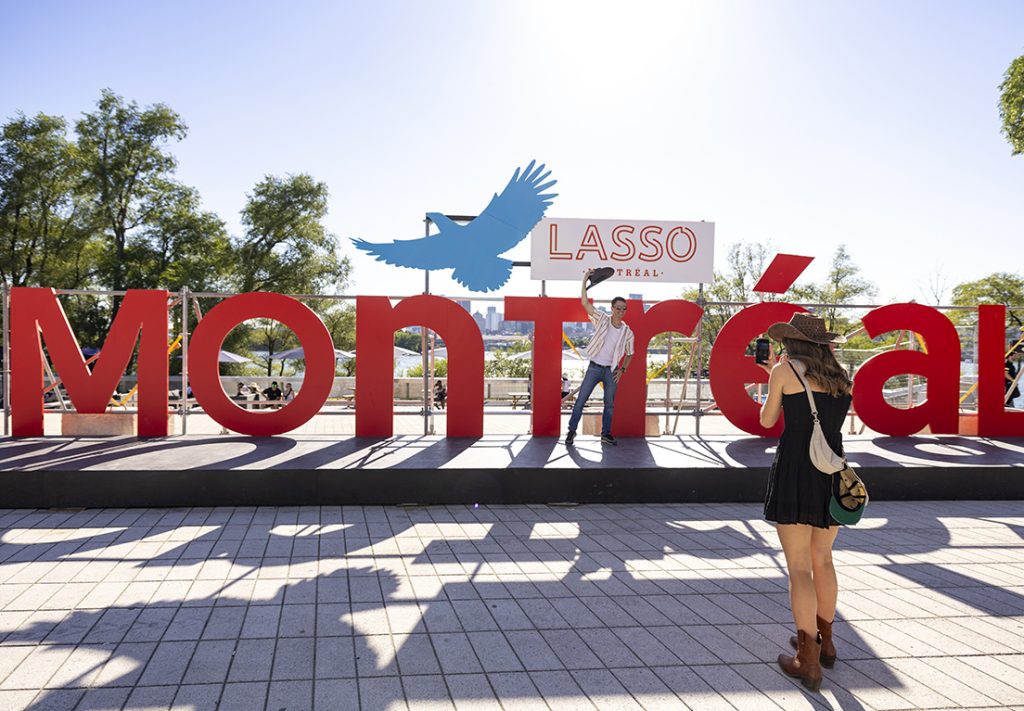 Lettre MONTRÉAL et signe LASSO avec deux personnes posant devant